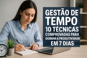 Mulher escrevendo em caderno ao lado de notebook e relógio, simbolizando técnicas de gestão de tempo para aumentar a produtividade em 7 dias